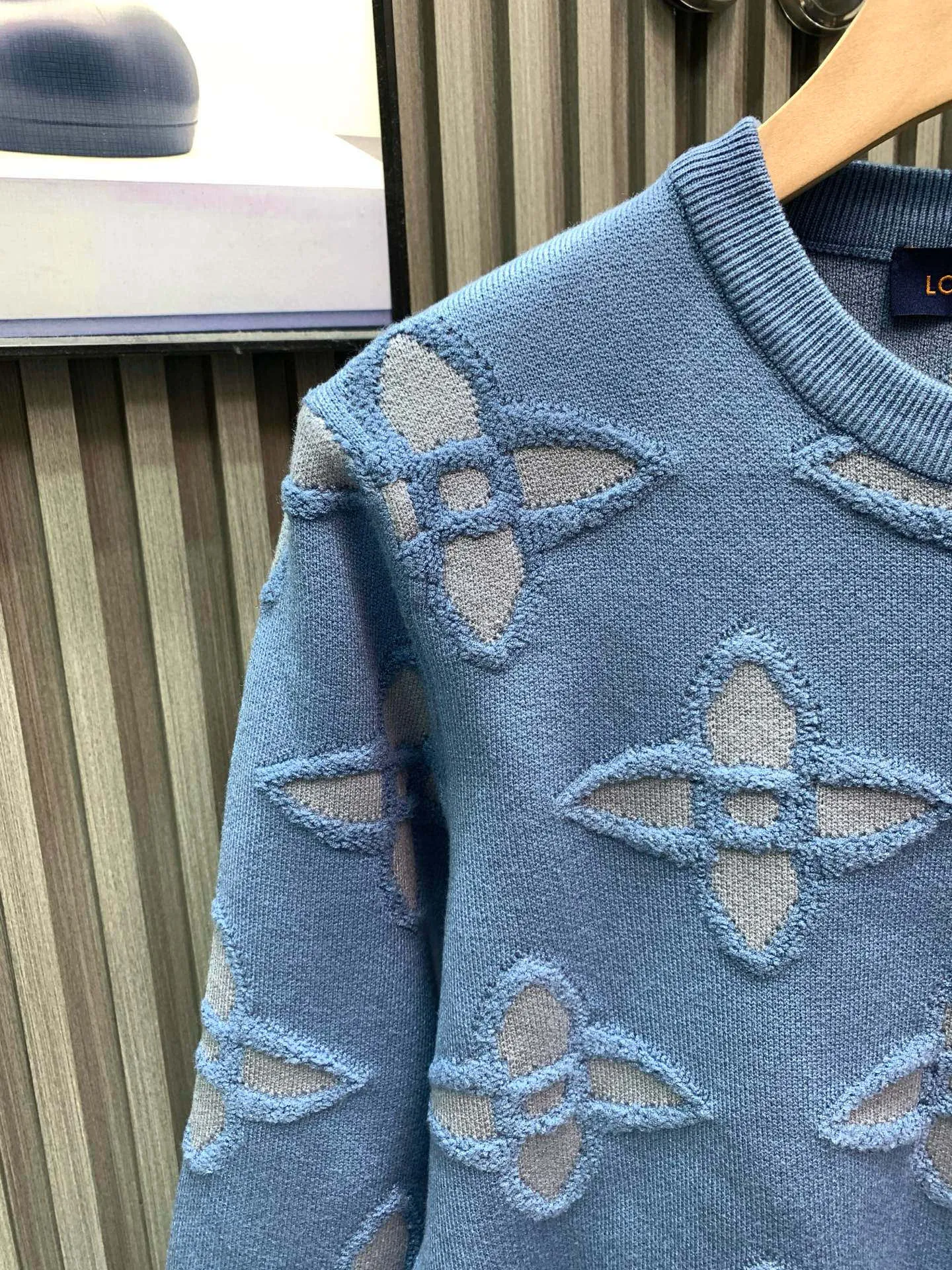 🅿️380 🀄️ Louis Vuitton Louis Vuitton's latest jacquard knitted pullover sweater for autumn and winter 25 is exclusively presented. A sweater with super smooth lines that is very in line with the aesthetic tone. The most basic style is minimalist and low-key luxury style. The simpler the item in the fashion industry, the easier it is to show a sense of high-end fashion. It is a very age-reducing fashion style. A must-have item. A sweater that is very in line with the aesthetic tone of the Lu family. Classically labeled jacquard elements. It is intertwined and outlined with yarn-dyed craftsmanship. It is perfectly integrated into the fabric and forms a complete contrast with the outside tone. The vision is quite elegant and fashionable. It is noble and elegant. It is full of charm. From the main fabric to the detailed craftsmanship, everything shows the ingenuity of the fashion. It interprets the essence of fashion to the extreme. It has both warmth and warmth. It is suitable for autumn and winter. It is suitable for the current seasonal climate. The texture is dense and light, full of elasticity and drape. It feels soft and waxy, skin-friendly and warm. Bringing the ultimate comfortable wearing experience. The full-width brand pattern jacquard design is completely customized according to the original measurements. The imported wool texture is very comfortable and delicate to the touch. The yarn feels soft and waxy. It is skin-friendly and gentle. The all-over logo jacquard design makes the style personalized and fashionable. Genderless and unisex. The fabric is fluffy and soft. It has a perfect sense of laziness. It is very practical to wear. The sweater is loose enough to make you look slimmer and taller. It is a durable and durable style in the wardrobe every year. Light blue
